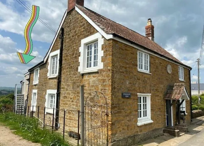 Strongate View Apartment - Cosy Stylish Rural Jurassic Coast & Bridport Nearby